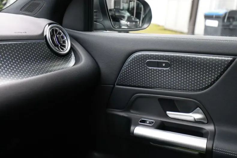 Mercedes-Benz GLA 180 din 2024 cu 9.093 km - oferta MER149251 - foto 16