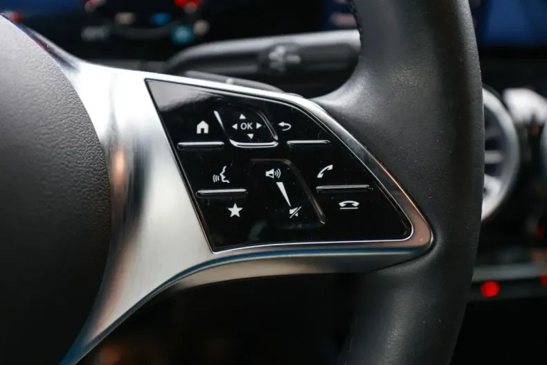 Mercedes-Benz GLA 180 din 2024 cu 9.093 km - oferta MER149251 - foto 18