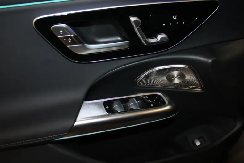 Mercedes-Benz E 300 din 2024 cu 17.630 km - oferta MER149600 - foto 8