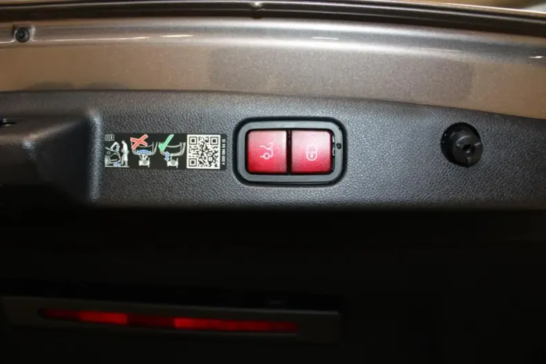 Mercedes-Benz E 300 din 2024 cu 17.630 km - oferta MER149600 - foto 13