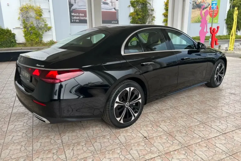 Mercedes-Benz E 400 din 2024 cu 4.396 km - oferta MER149602 - foto 3
