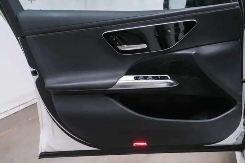 Mercedes-Benz E 200 din 2024 cu 11.689 km - oferta MER149611 - foto 10