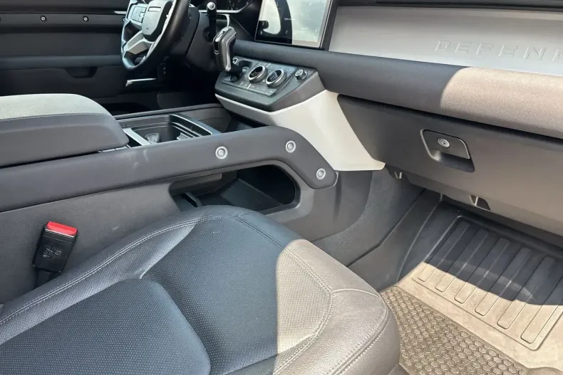 Land Rover Defender din 2023 cu 64.850 km - oferta LAN149650 - foto 3