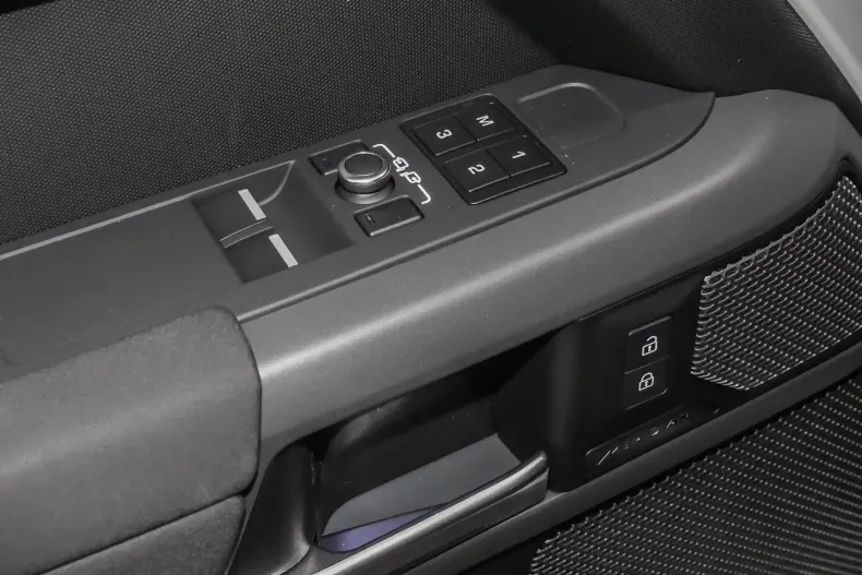 Land Rover Defender din 2023 cu 26.250 km - oferta LAN149651 - foto 16