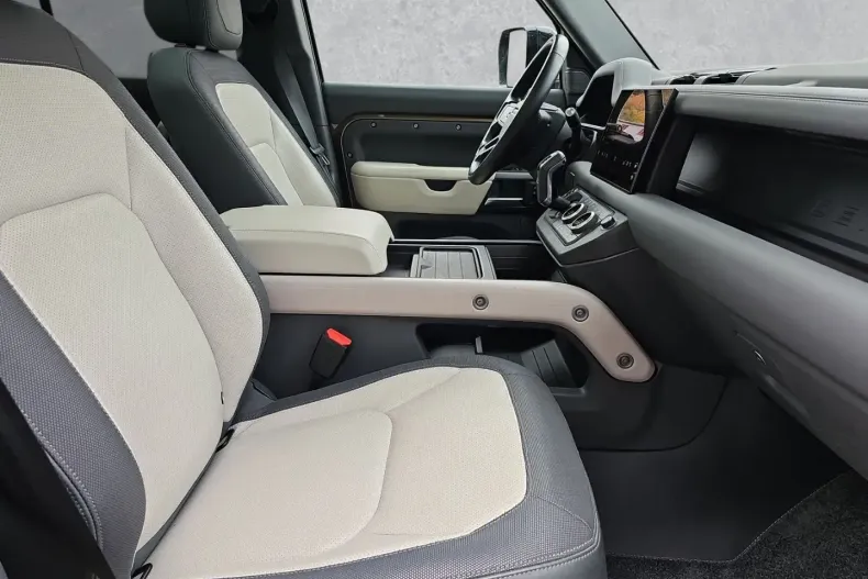 Land Rover Defender din 2023 cu 38.600 km - oferta LAN149680 - foto 4