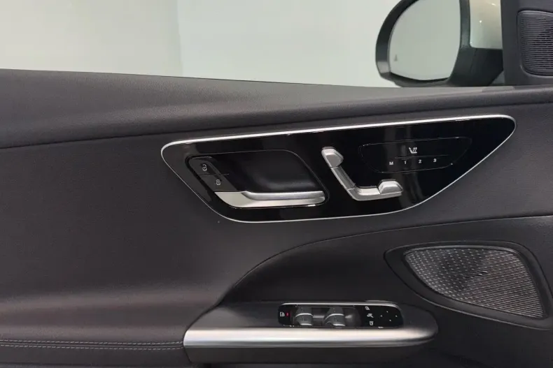 Mercedes-Benz C 300 din 2024 cu 7.980 km - oferta MER149962 - foto 11