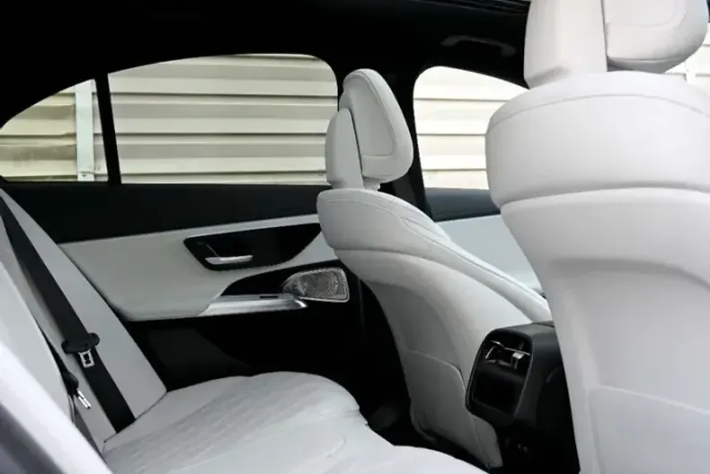 Mercedes-Benz E 300 din 2024 cu 8.500 km - oferta MER150415 - foto 11