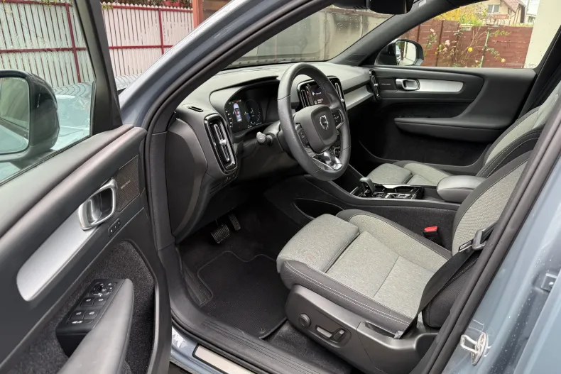 Volvo XC40 din 2023 cu 26.215 km - oferta VOL151465 - foto 3