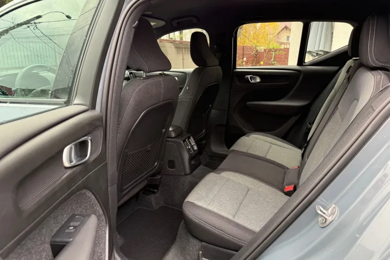 Volvo XC40 din 2023 cu 26.215 km - oferta VOL151465 - foto 4