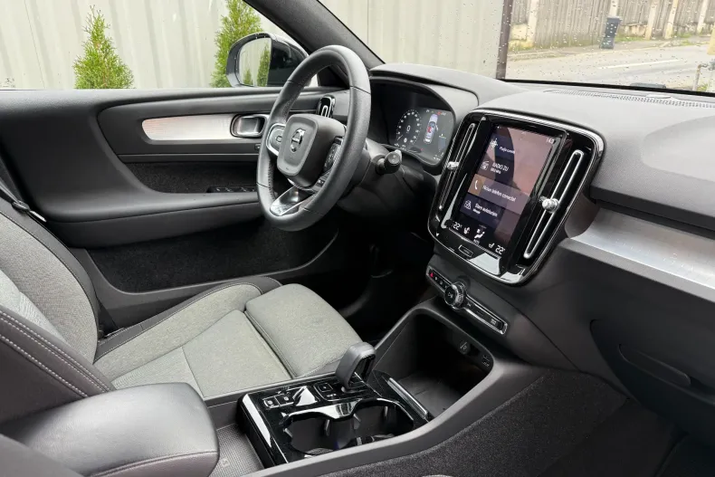 Volvo XC40 din 2023 cu 26.215 km - oferta VOL151465 - foto 24