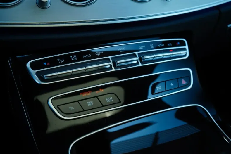 Mercedes-Benz E 220 din 2021 cu 74.500 km - oferta MER152128 - foto 23