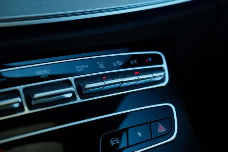 Mercedes-Benz E 220 din 2021 cu 74.500 km - oferta MER152128 - foto 24