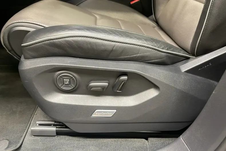 Volkswagen Touareg din 2021 cu 72.569 km - oferta VOL152228 - foto 9