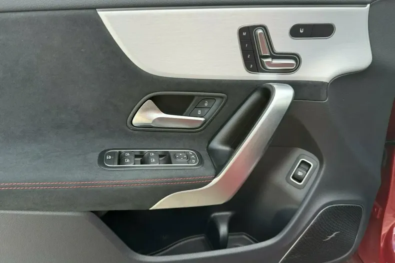 Mercedes-Benz CLA 220 din 2024 cu 19.968 km - oferta MER152276 - foto 16