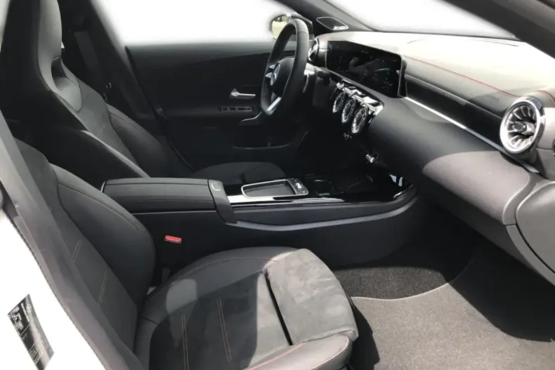 Mercedes-Benz CLA 220 din 2024 cu 22.099 km - oferta MER152279 - foto 3