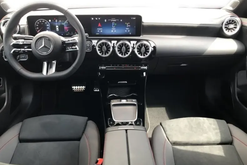 Mercedes-Benz CLA 220 din 2024 cu 22.099 km - oferta MER152279 - foto 4