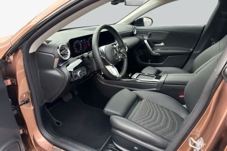 Mercedes-Benz CLA 180 din 2023 cu 17.543 km - oferta MER152303 - foto 10