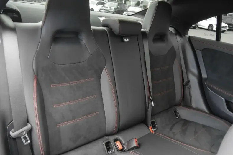 Mercedes-Benz CLA 250 din 2023 cu 2.796 km - oferta MER152382 - foto 4