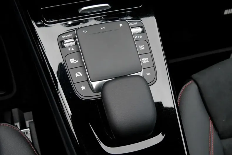 Mercedes-Benz CLA 250 din 2023 cu 2.796 km - oferta MER152382 - foto 9