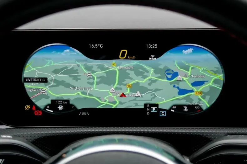 Mercedes-Benz CLA 250 din 2023 cu 2.796 km - oferta MER152382 - foto 13