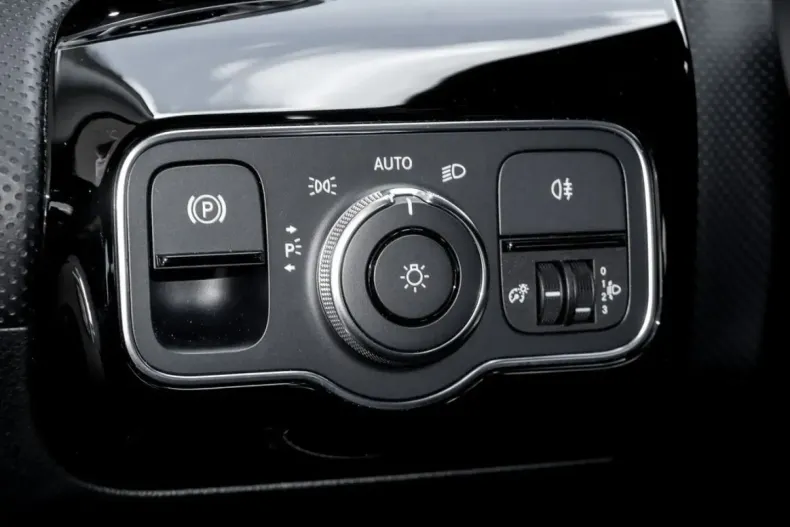 Mercedes-Benz CLA 250 din 2023 cu 2.796 km - oferta MER152382 - foto 15