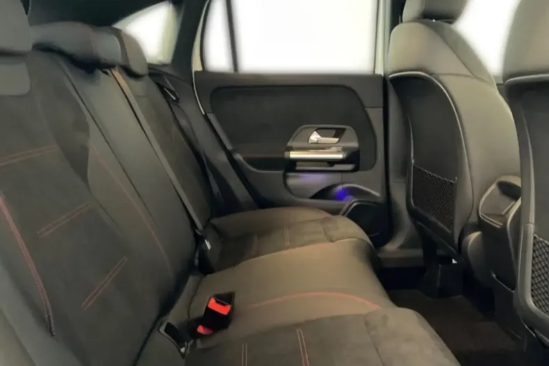 Mercedes-Benz GLA 200 din 2023 cu 33.723 km - oferta MER152440 - foto 10