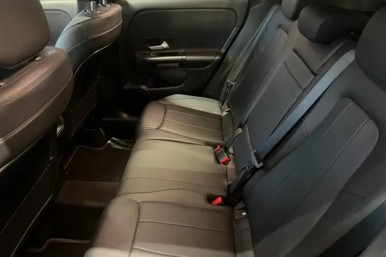 Mercedes-Benz GLA 250 din 2021 cu 44.007 km - oferta MER152444 - foto 8