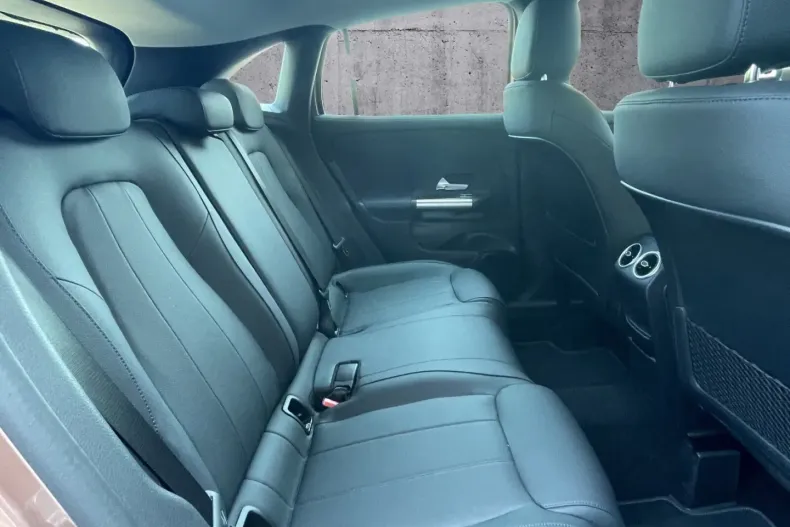 Mercedes-Benz GLA 220 din 2023 cu 34.990 km - oferta MER152447 - foto 15