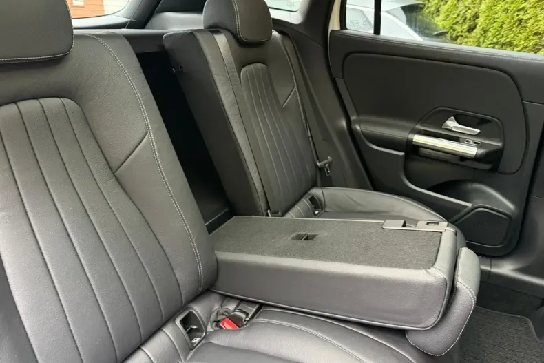 Mercedes-Benz GLA 200 din 2020 cu 20.800 km - oferta MER152459 - foto 12