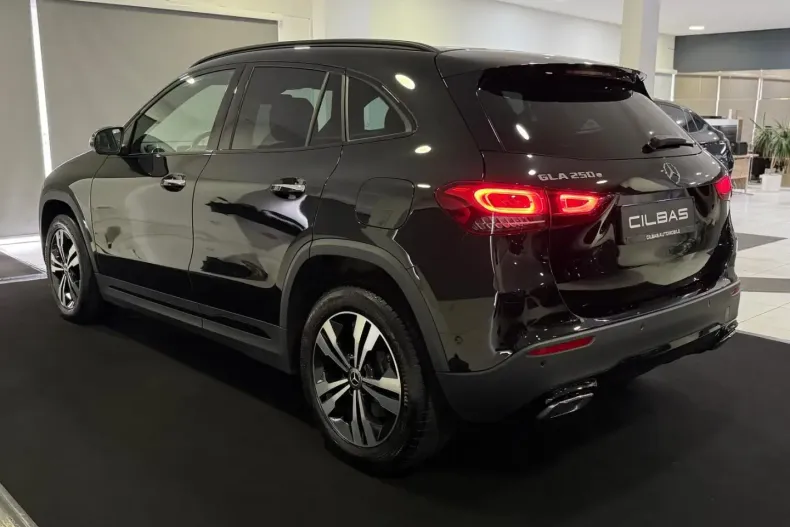 Mercedes-Benz GLA 250 din 2022 cu 109.190 km - oferta MER152468 - foto 9