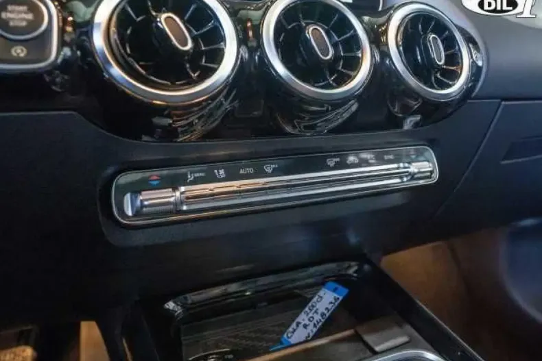 Mercedes-Benz GLA 200 din 2020 cu 117.899 km - oferta MER152470 - foto 13