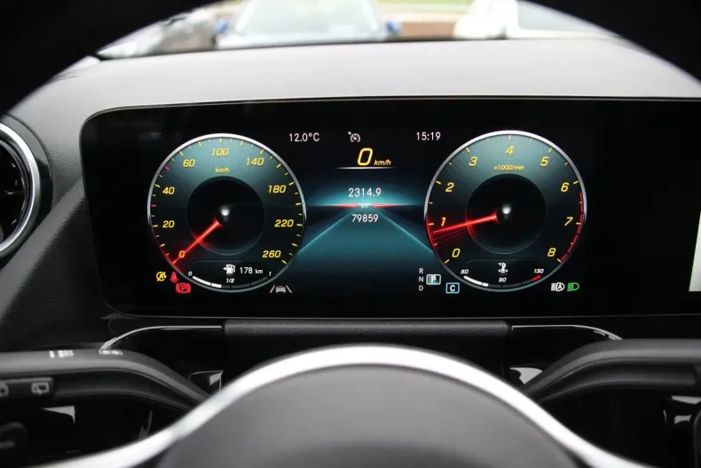 Mercedes-Benz GLA 200 din 2020 cu 79.800 km - oferta MER152477 - foto 26