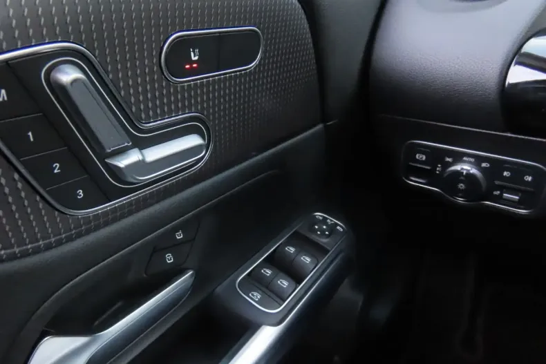 Mercedes-Benz GLA 200 din 2021 cu 79.526 km - oferta MER152478 - foto 9