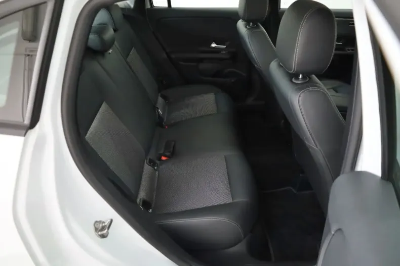 Mercedes-Benz GLA 200 din 2021 cu 92.860 km - oferta MER152479 - foto 9