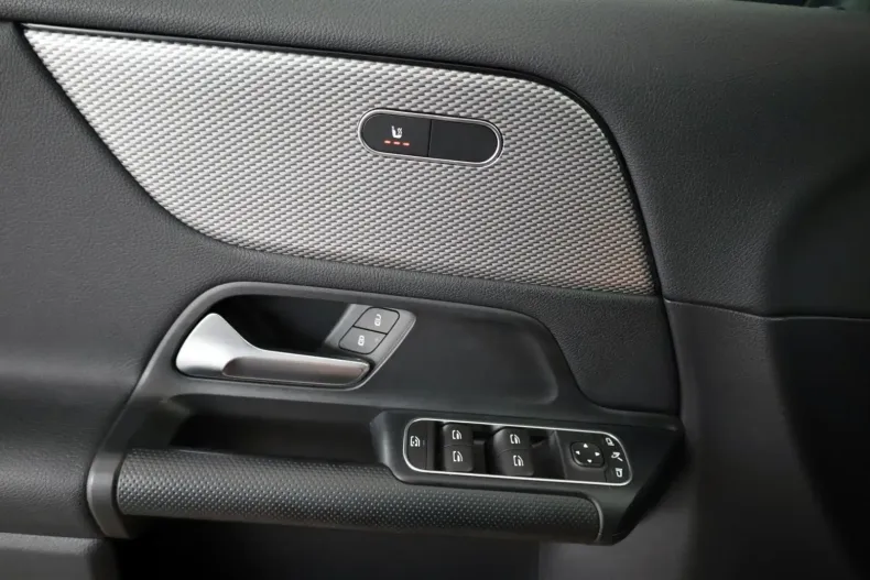 Mercedes-Benz GLA 200 din 2021 cu 92.860 km - oferta MER152479 - foto 21