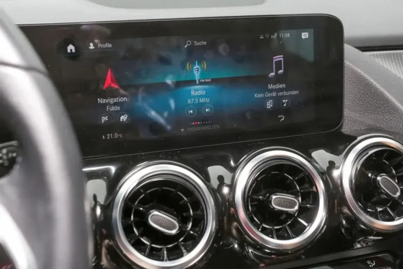 Mercedes-Benz GLA 200 din 2020 cu 71.170 km - oferta MER152482 - foto 9