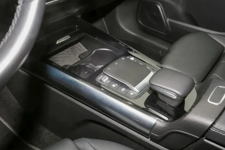 Mercedes-Benz GLA 200 din 2020 cu 71.170 km - oferta MER152482 - foto 11