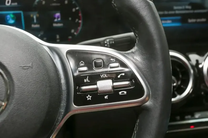 Mercedes-Benz GLA 200 din 2020 cu 71.170 km - oferta MER152482 - foto 14