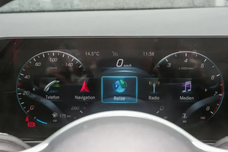 Mercedes-Benz GLA 200 din 2020 cu 71.170 km - oferta MER152482 - foto 19