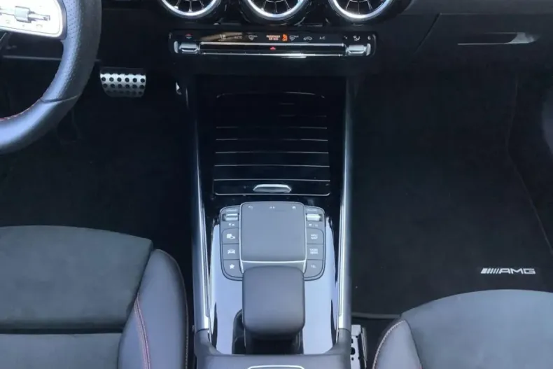 Mercedes-Benz GLA 180 din 2023 cu 40.569 km - oferta MER152519 - foto 10