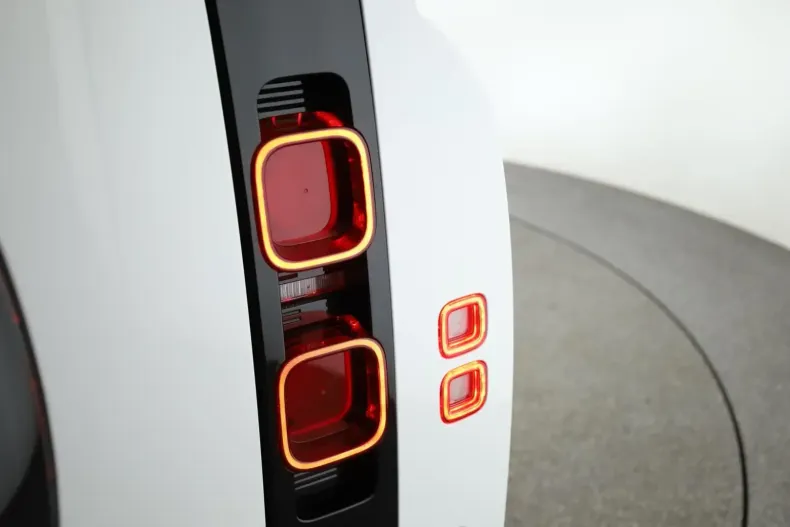 Land Rover Defender din 2023 cu 32.600 km - oferta LAN152616 - foto 25