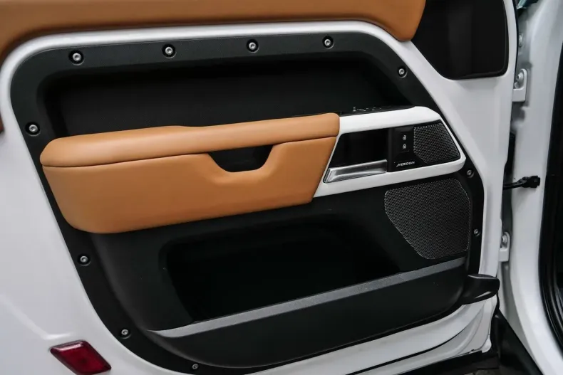 Land Rover Defender din 2024 cu 17.490 km - oferta LAN152617 - foto 8