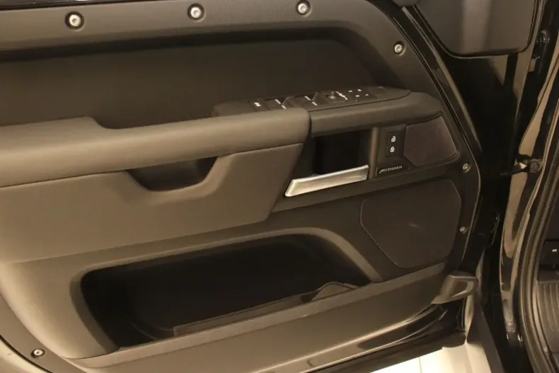 Land Rover Defender din 2024 cu 37.900 km - oferta LAN152618 - foto 12