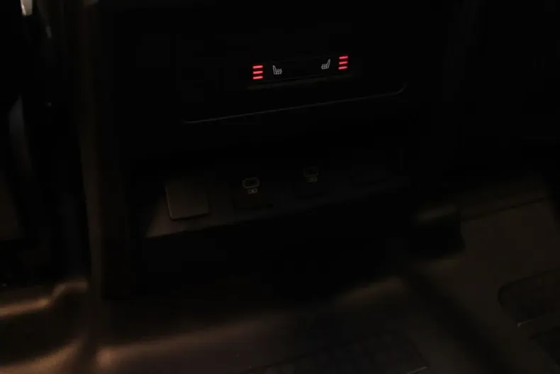 Land Rover Defender din 2024 cu 37.900 km - oferta LAN152618 - foto 17