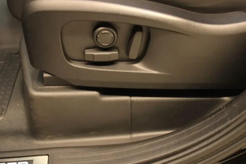 Land Rover Defender din 2024 cu 37.900 km - oferta LAN152618 - foto 18