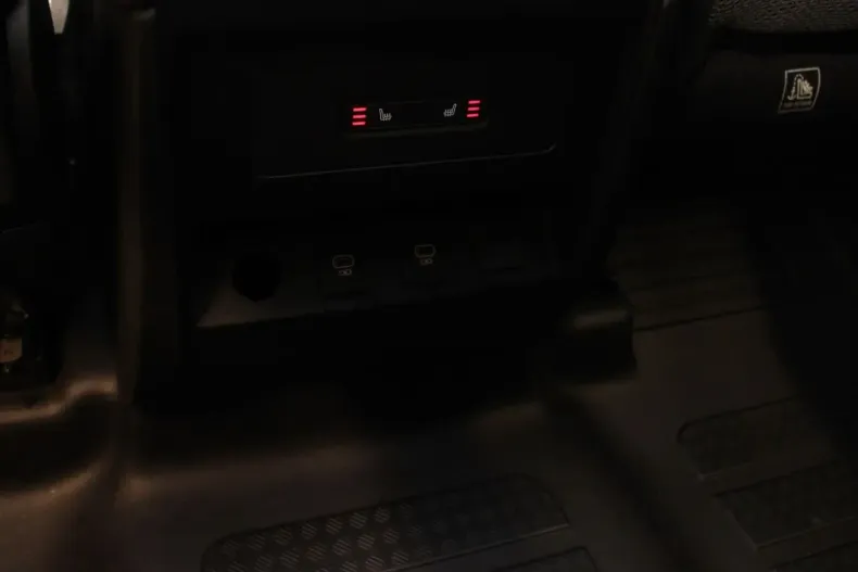 Land Rover Defender din 2024 cu 44.900 km - oferta LAN152619 - foto 16