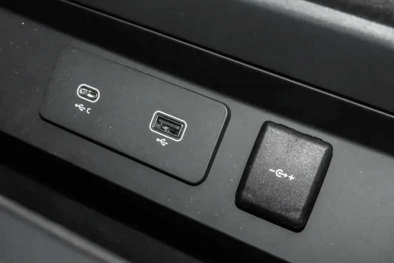 Land Rover Defender din 2023 cu 30.376 km - oferta LAN152620 - foto 15