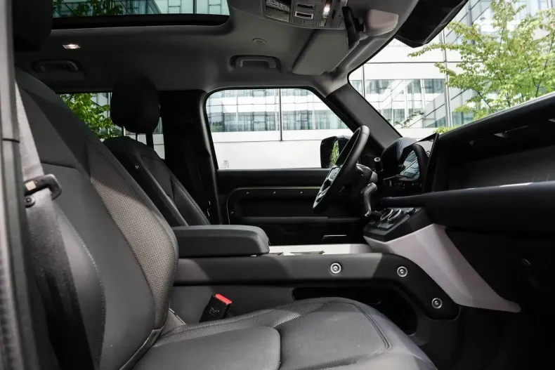 Land Rover Defender din 2025 cu 12.988 km - oferta LAN152621 - foto 4