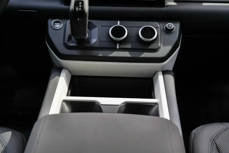 Land Rover Defender din 2025 cu 12.988 km - oferta LAN152621 - foto 12