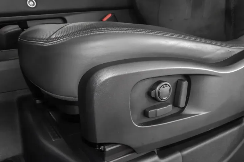 Land Rover Defender din 2023 cu 46.972 km - oferta LAN152623 - foto 18